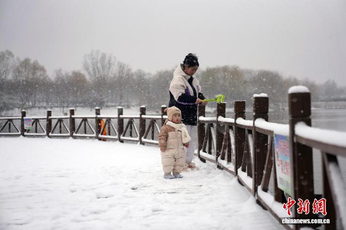 邯郸市峰峰矿区:初雪漫洒 冬色如画