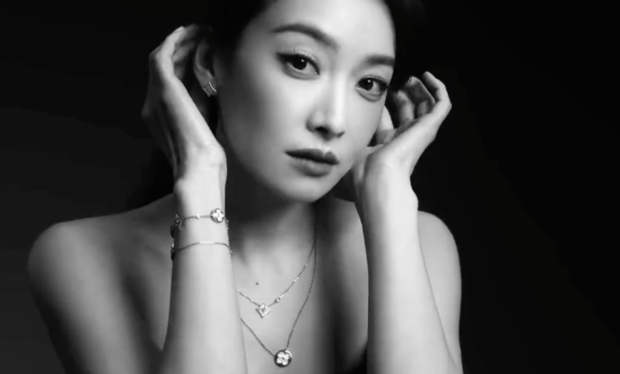 宋茜近景造型出镜，黑白画面凸显高级氛围。
