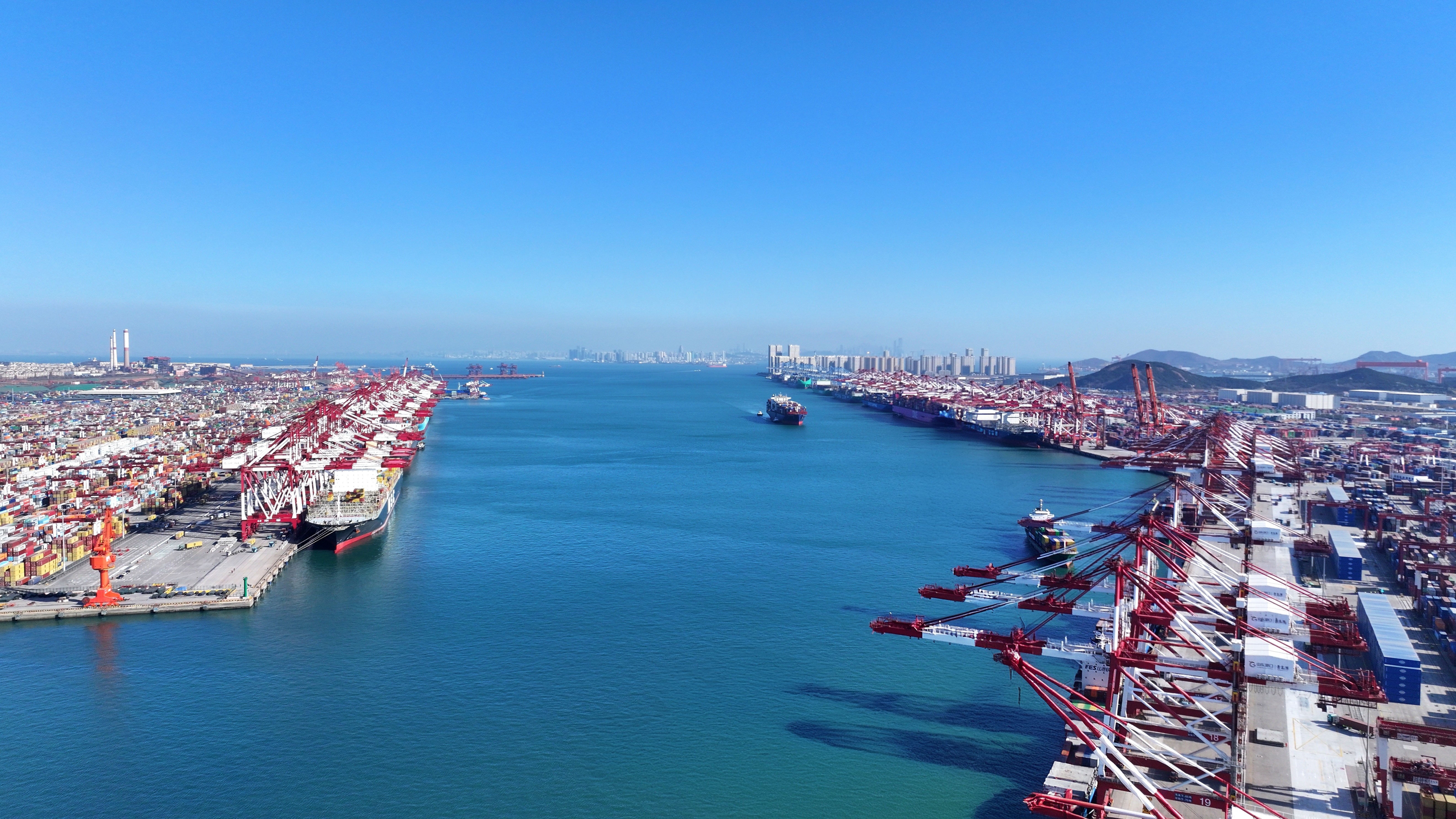 再创新纪录！山东港口青岛港今年货物吞吐量超越7亿吨，较去年提前15天！