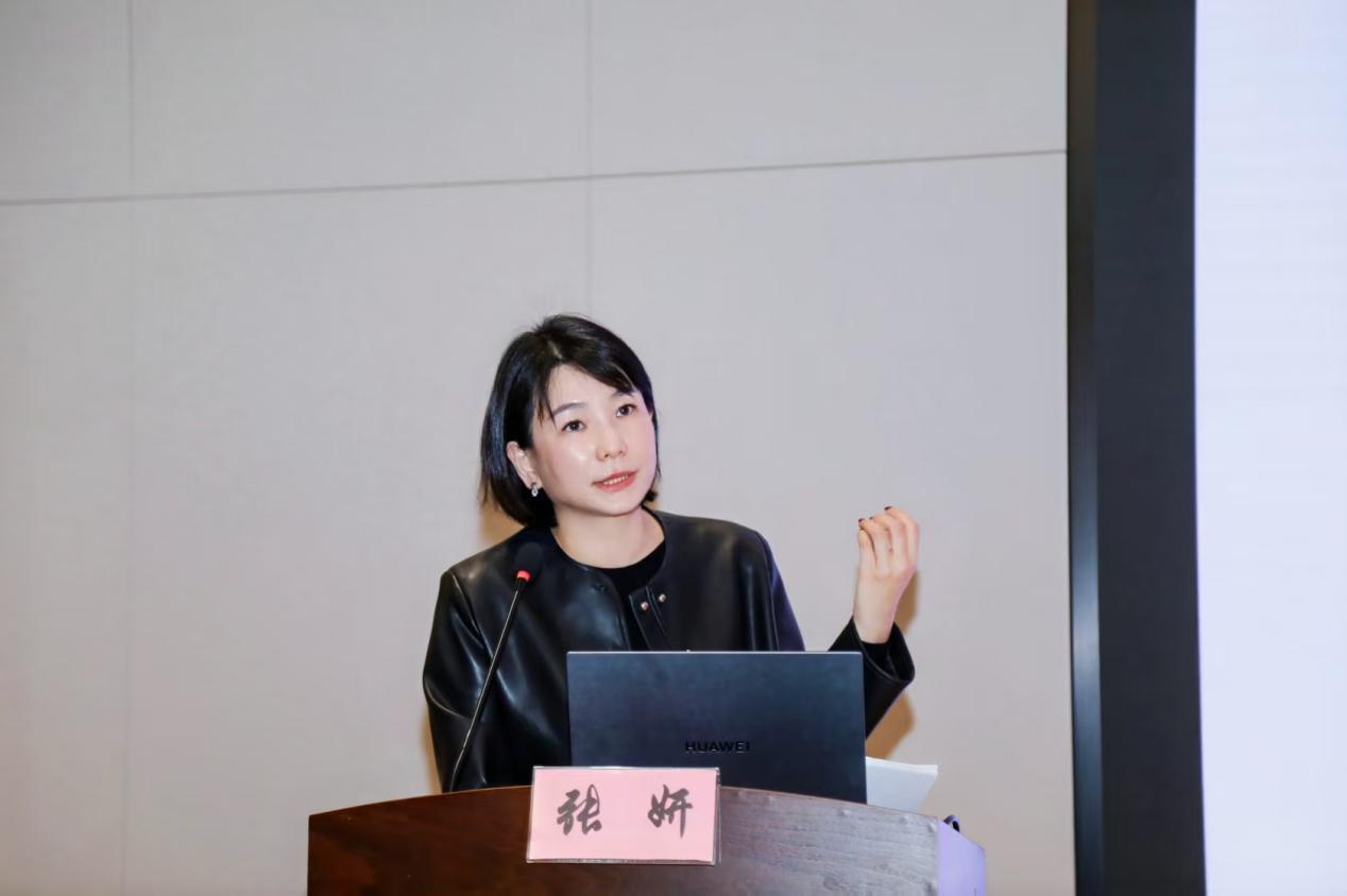 深圳报业集团主任记者张妍作专题报告