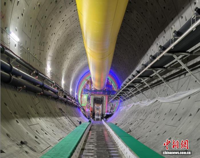 引江补汉工程2标段6号洞完成全长3887米的支洞开挖，转入主洞掘进阶段。张晨 摄