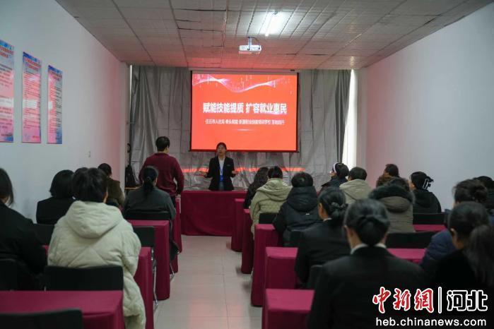 图为任丘市一职业技能培训学校,教员正在讲解护理知识。 刘冲 摄