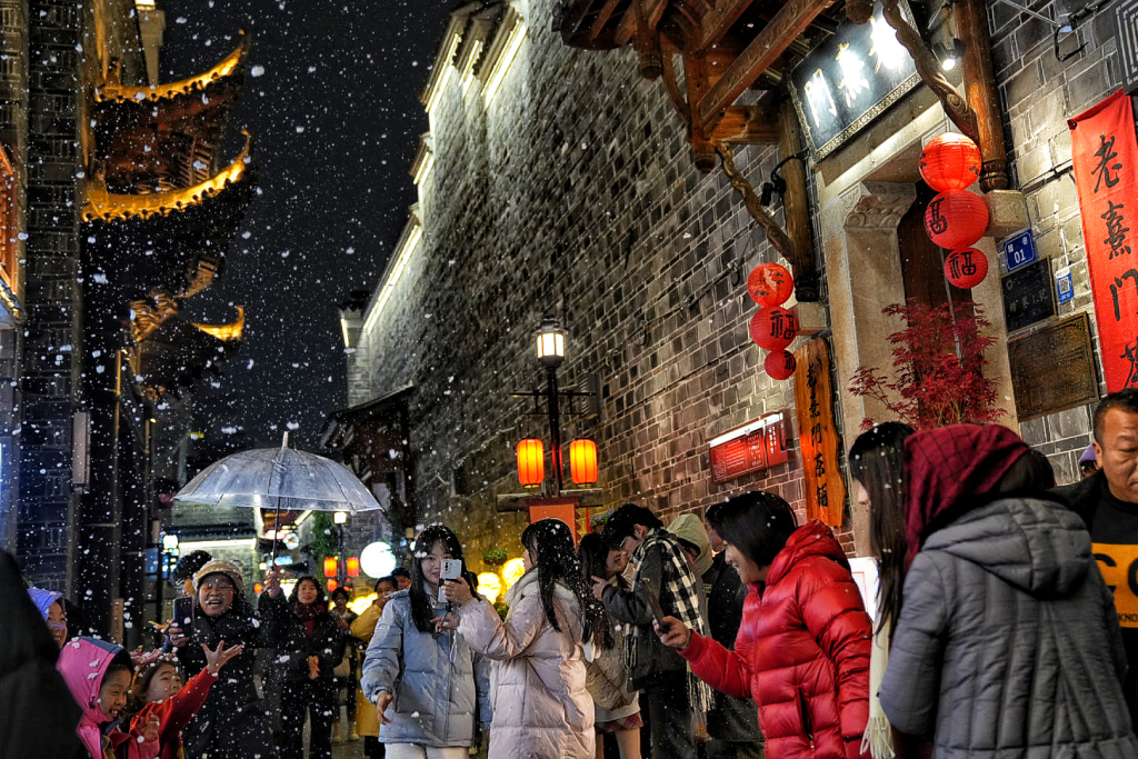 万寿宫用人工降雪营造节日氛围。澎湃新闻记者 王洛伊 图