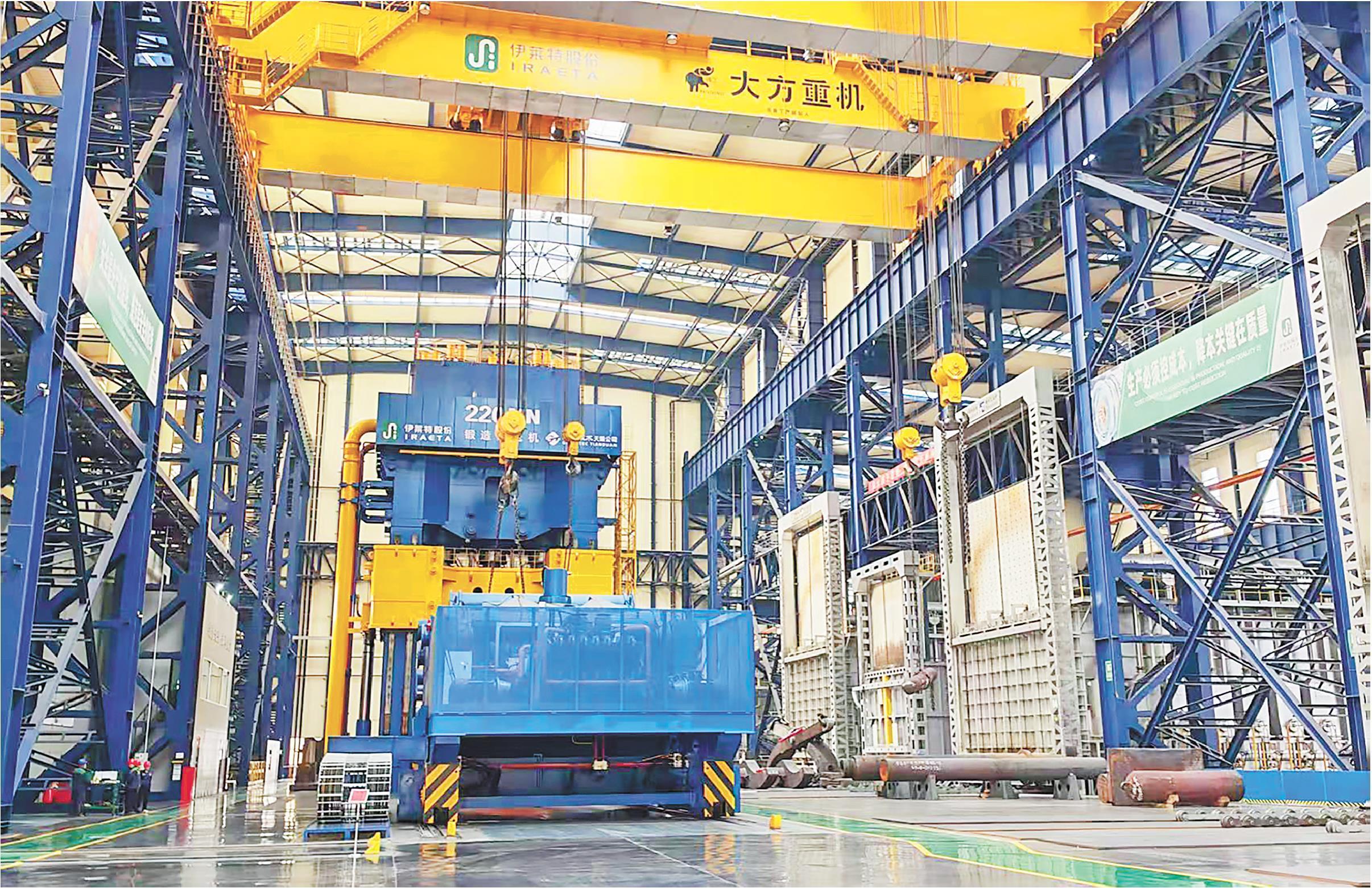 12月9日,在伊莱特超大型关键核心锻造零部件生产项目,2.2万吨自由锻压机巍然矗立,可锻压直径22米、高度5米的超大型锻件。