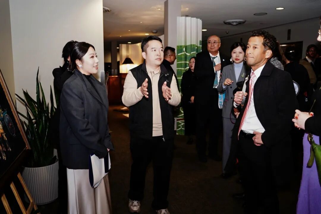 十八纸创始人刘江华现场介绍品牌作品