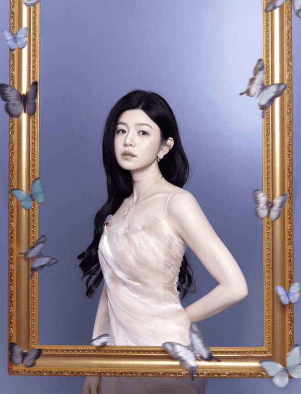 陈妍希侧身倚靠在金色相框旁,身着粉色纱裙,身姿曼妙。