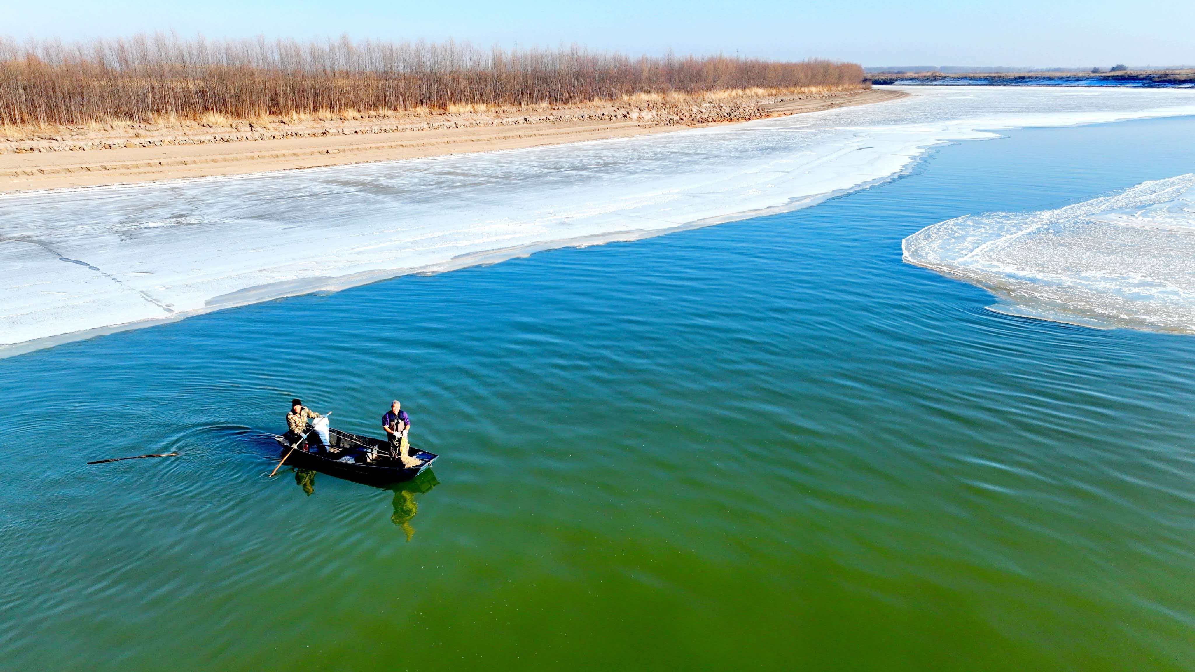 寒冬里的灵动景致！兰西南山景区呼兰河段现“活水瀑布”