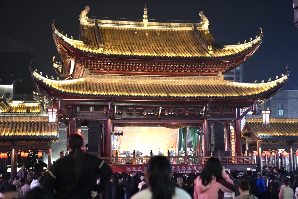 12月11日晚，南昌万寿宫街区戏台表演南昌采茶剧，吸引大量市民和游客观看。 澎湃新闻记者 王洛伊 图