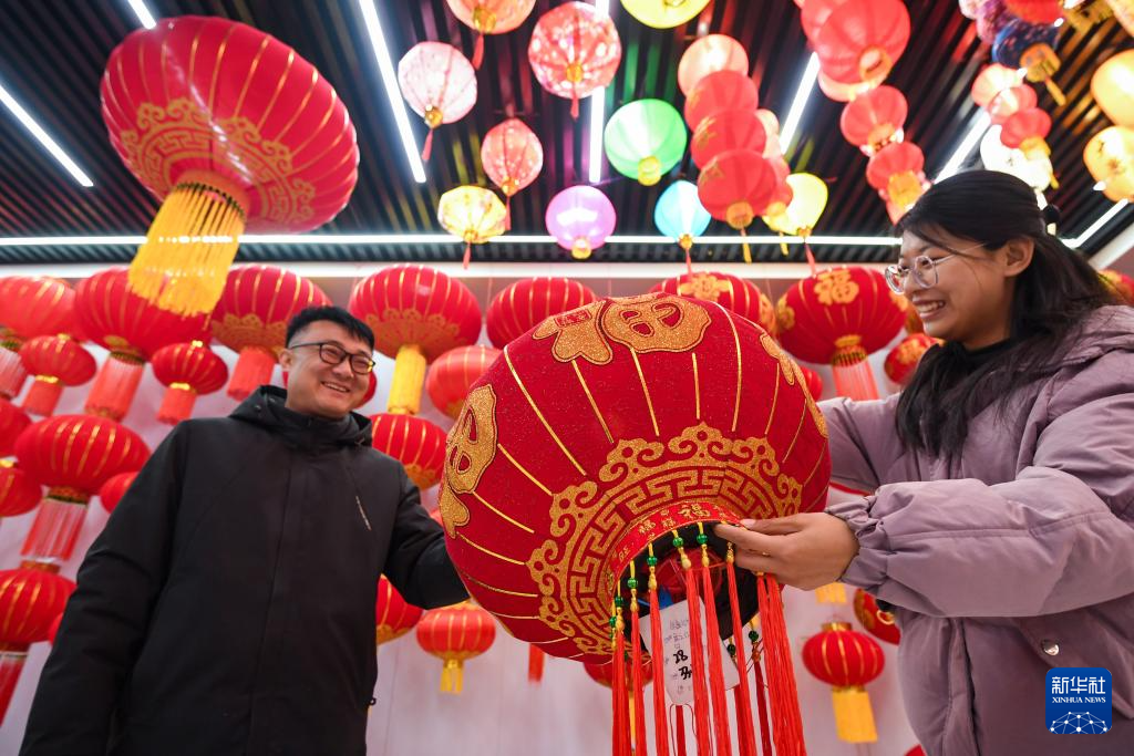 12月10日,在河北省石家庄市藁城区屯头村一家宫灯销售处,顾客在挑选宫灯。