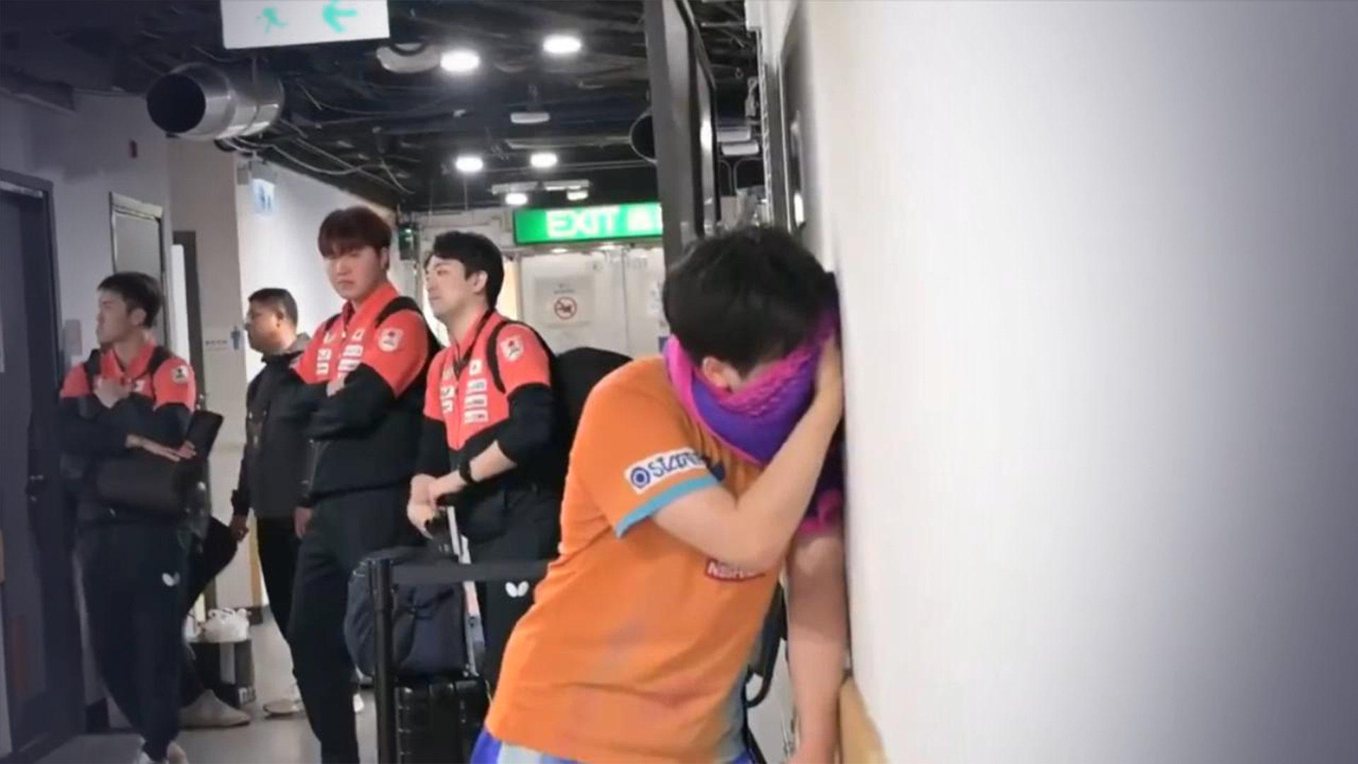 曾豪言王楚钦并不难打！日本小将被王楚钦强势翻盘反超，赛后扔毛巾，靠墙掩面痛哭