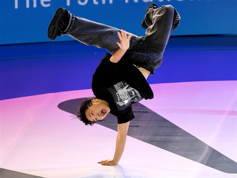 刘清漪在全运会霹雳舞决赛中做出高难度动作。