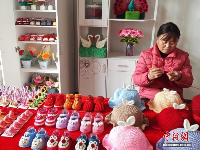 兰姐手工编织坊内摆满了琳琅满目的钩针手工艺品。东昌府区委宣传部供图