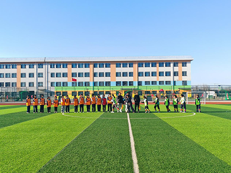 (图为新区第一小学与潮河小学赛前入场仪式 北戴河新区教育局供图)