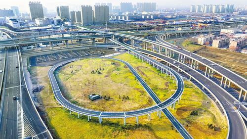 12月10日拍摄的位于石家庄市西三环与和平西路交叉口的环城绿道。当日，石家庄101公里环城绿道实现了全线贯通。 本报记者 田明摄