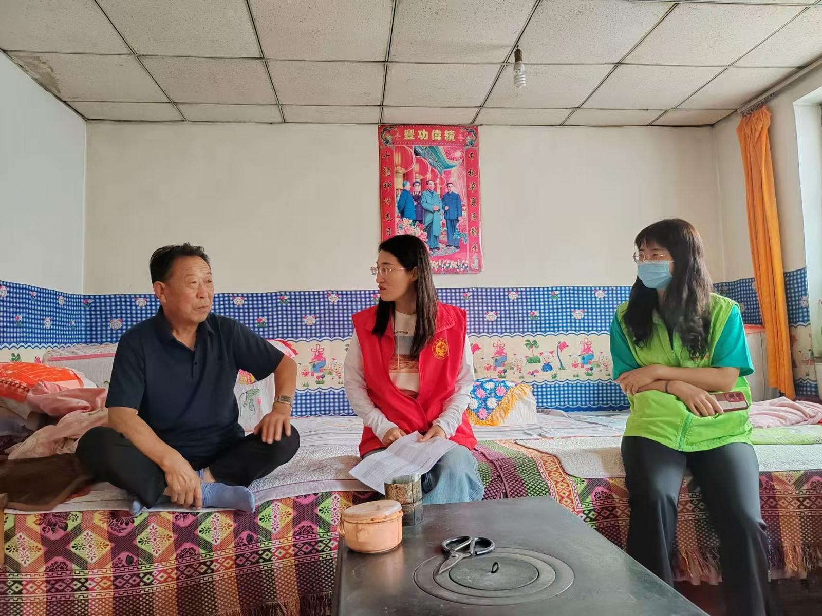 △王莉正在入户开展政策宣传