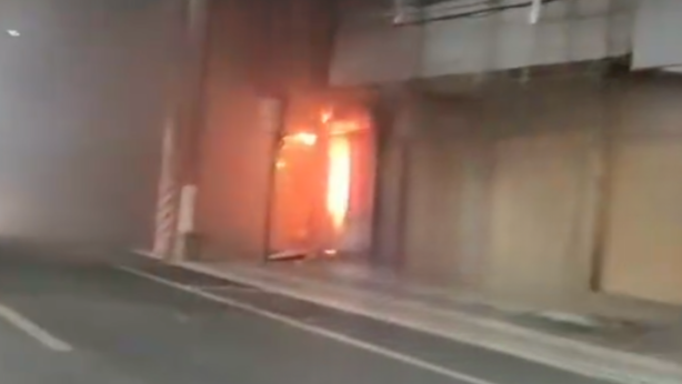 汕头自建房火灾12人遇难，附近商户：周围楼顶连通，不知为何锁打不开