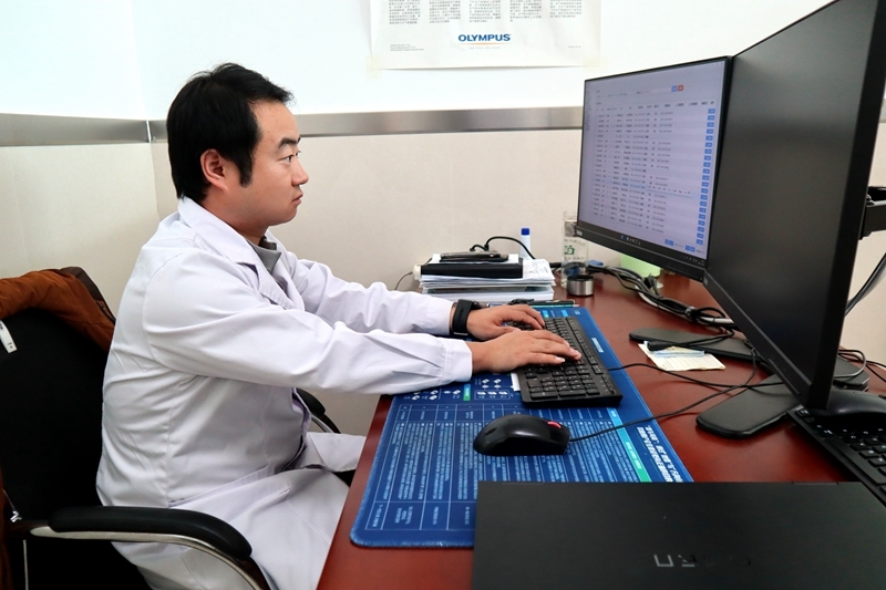 AI当守门员审药方 甘肃临泽群众家门口享“医”靠