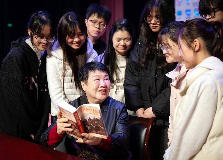 开国将军曾雍雅之女曾莹做客宜春职业技术学院“精一大讲堂”