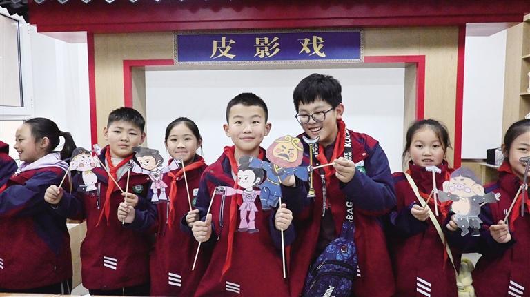 正宁路小学学生在城关区中小学非遗传承劳动教育实践基地体验皮影制作