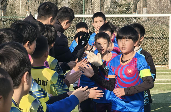 (图为南戴河小学与长白学校赛前入场仪式 北戴河新区教育局供图)