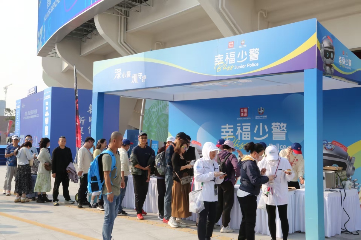 深圳少年警营公益宣传点助力深马
