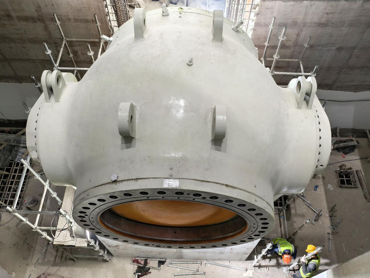 电站核心机组进入总装冲刺阶段，重达122吨的2号机组球阀顺利吊装就位，为后续首台机组按期投产奠定坚实基础。摄影：郭东伟