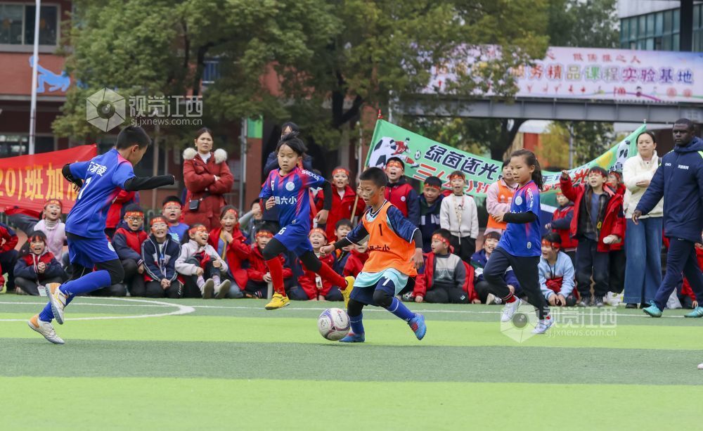 2025年12月5日,江西省瑞昌市第六小学第六届校园足球班级联赛开赛,学生们在绿茵场上展开对抗比赛。