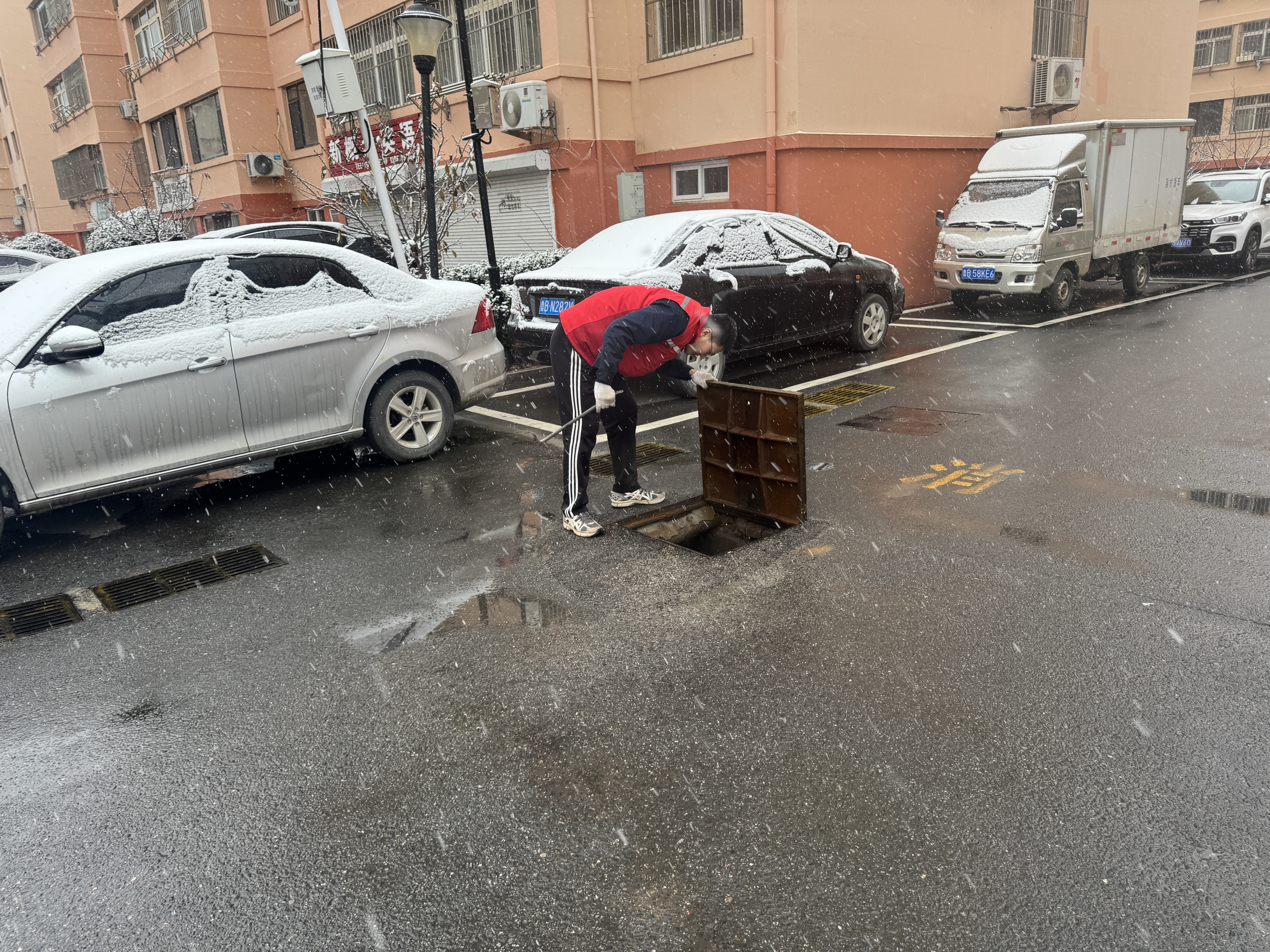 风雪中的“即热人”:守护墨城温暖的第一道防线