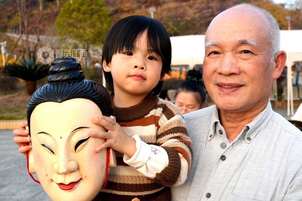 2025年12月7日下午,江西省抚州市南丰县蜜桔湖景区橘子餐厅广场,傩师们在跳傩祈福,吸引省内外游客们驻足观看、拍照,游客们还拿着傩面具拍照留念。