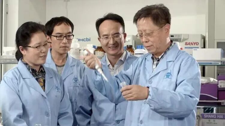 俞志明(右一)指导改性黏土治理赤潮技术开发。(图源:微信公众号“蓝色青岛”)