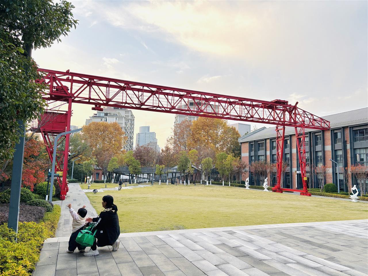 市民在龙门吊下打卡拍照