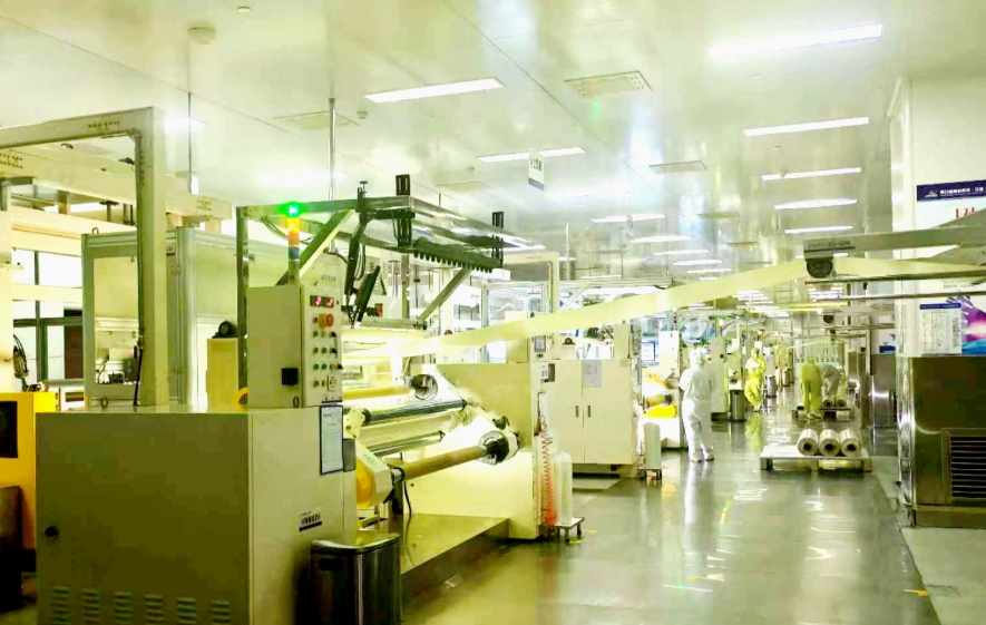 南亚新材料车间内,工人正在作业。 朱凌菲/摄