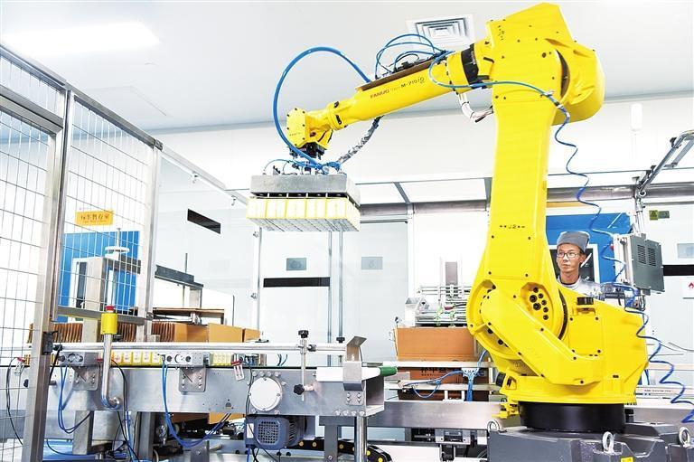 眼下正值冲刺四季度的关键时期，连日来，新区各企业争分夺秒抓生产、开足马力赶订单，紧盯目标，打好全年“收官战”。图为佛慈制药包装车间内，机械臂快速抓取产品进行包装。兰州新区报记者　罗晋业　摄