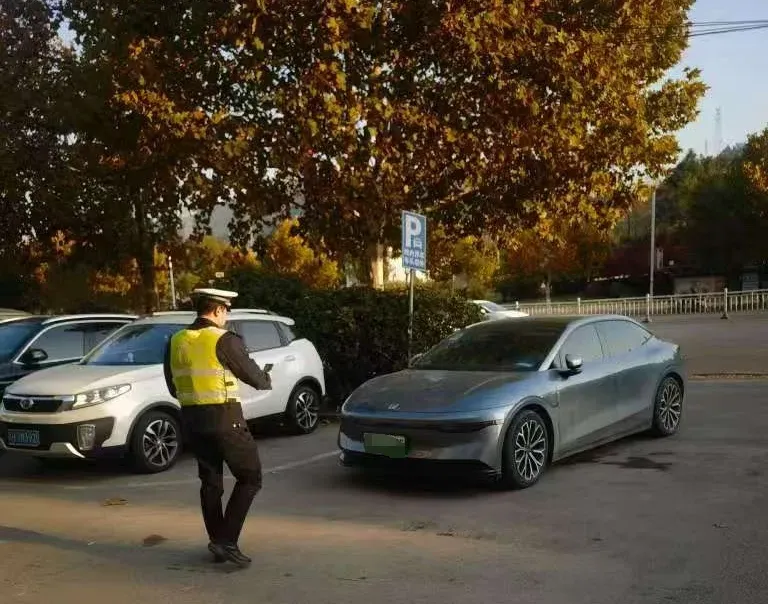 景德镇整治违停、占道经营、私占公共车位等现象 缓解群众停车难题