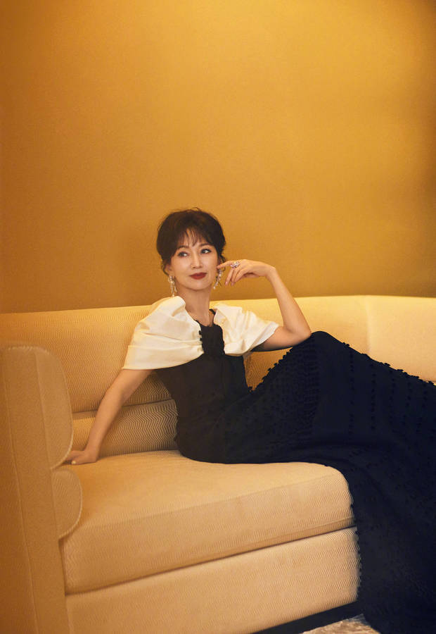 搜狐娱乐讯 12月11日,71岁赵雅芝出席时尚活动,身穿黑白色披肩礼服裙,气质优雅。