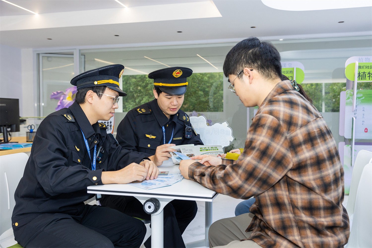 以“鄞火之光”照亮“普法之路”——鄞州区综合行政执法局持续打造“鄞火虫”法治品牌