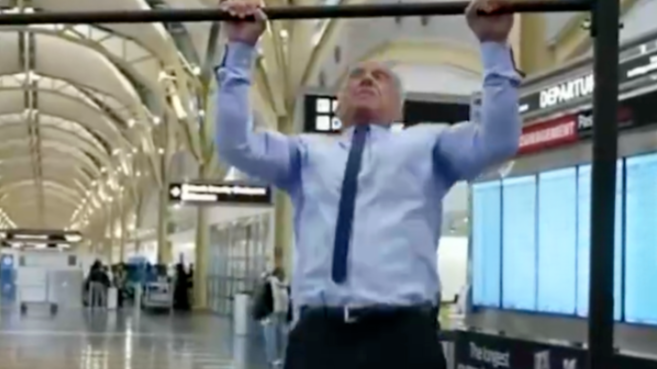 美国机场上演部长级引体向上大战，71岁小肯尼迪一口气连做20个