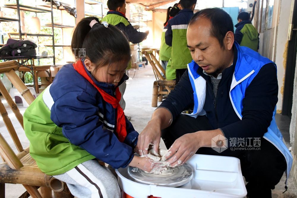 2025年12月9日,江西省抚州市南丰县妇联组织开展的“乐育桔娃·非遗润童心”公益研学活动走进白舍窑工坊,让学生们近距离感受千年古窑艺术带来的独特魅力。