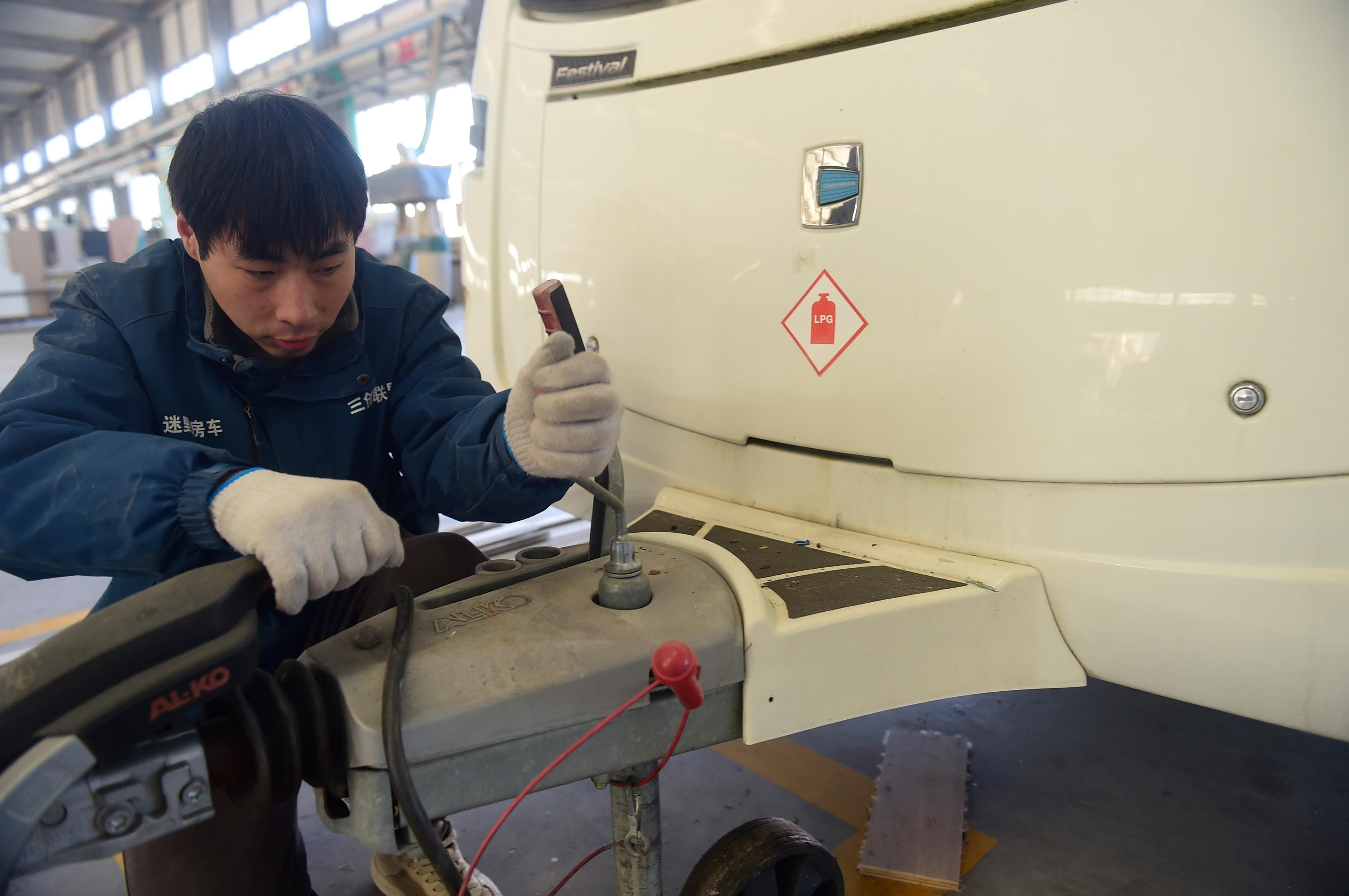 工人在安装房车部件。