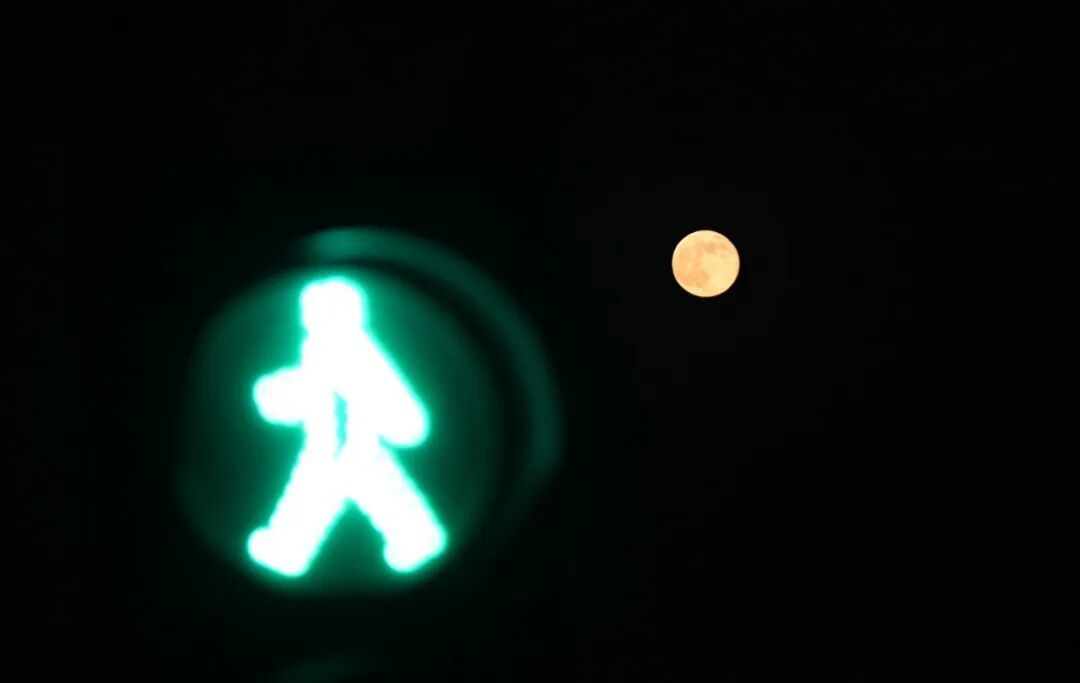 这是2025年12月5日晚在敦煌市鸣沙山月牙泉景区拍摄的月亮