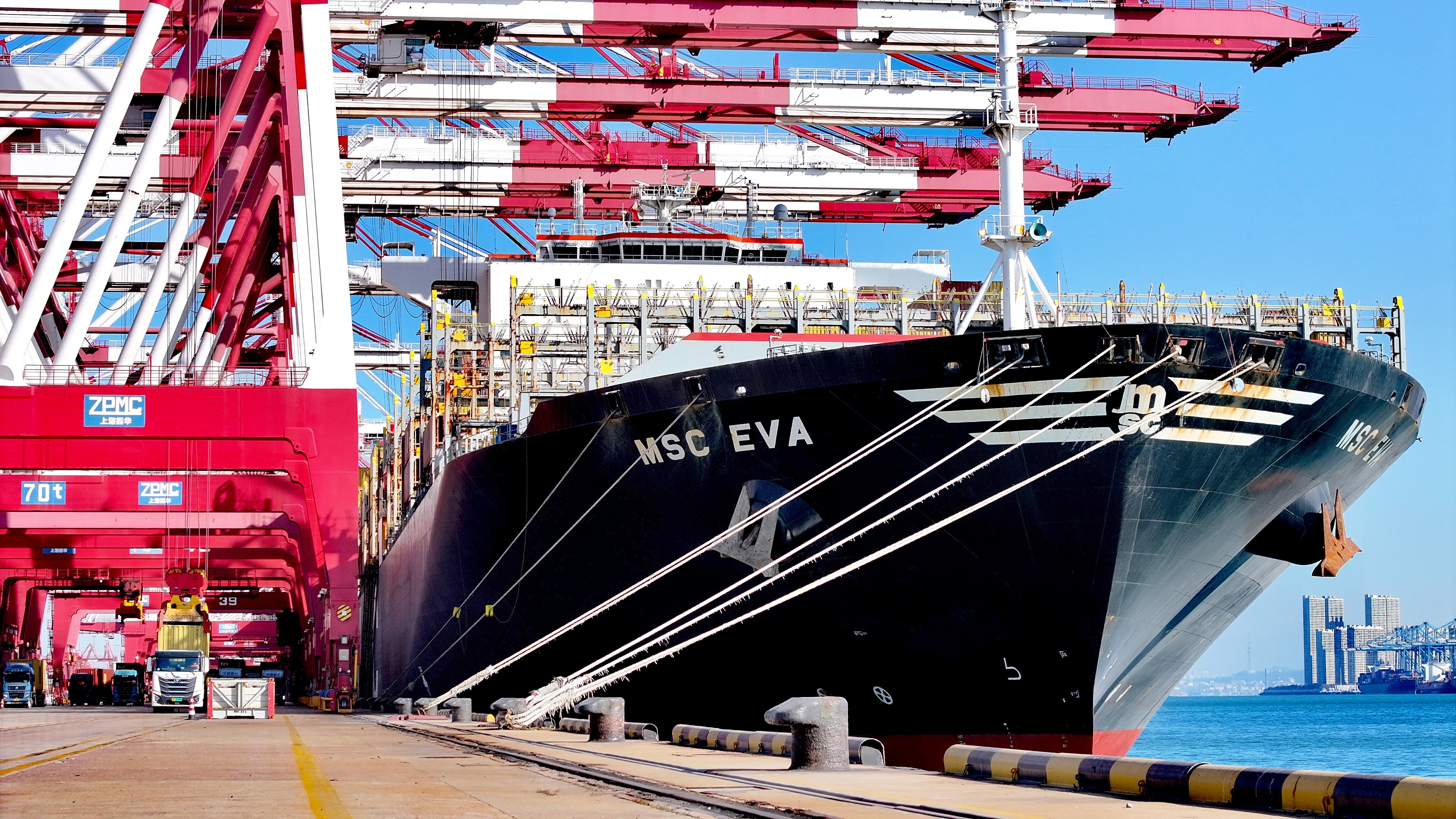 再创新纪录！山东港口青岛港今年货物吞吐量超越7亿吨，较去年提前15天！