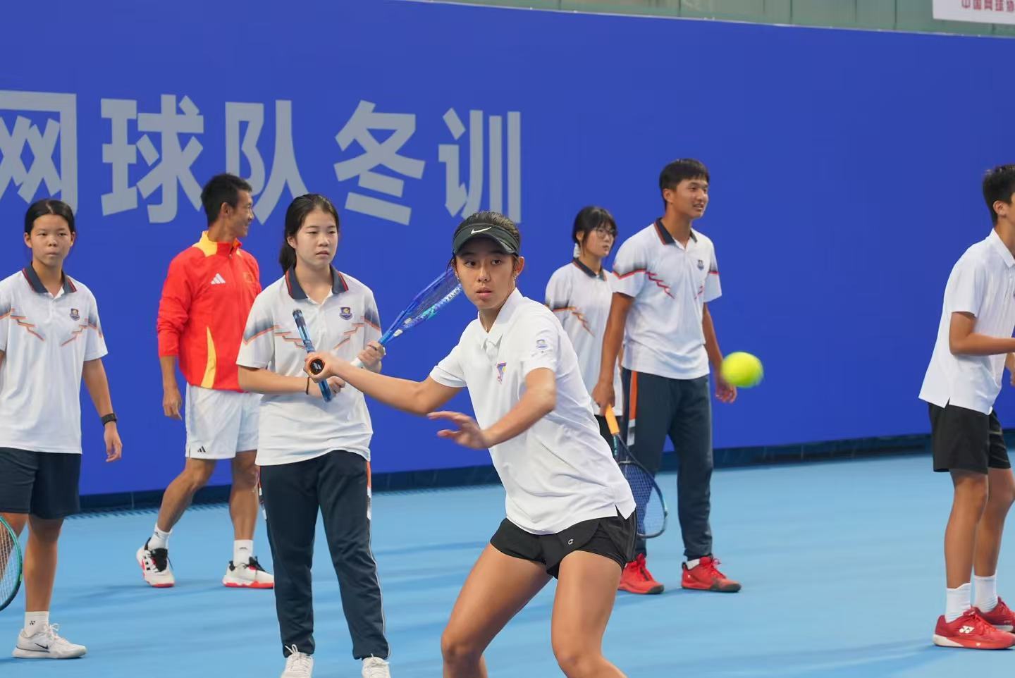 图：网球课训练现场