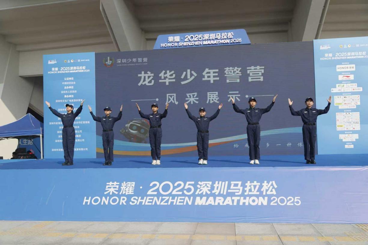 龙华少警在马博会现场朗诵《我是龙华少警》