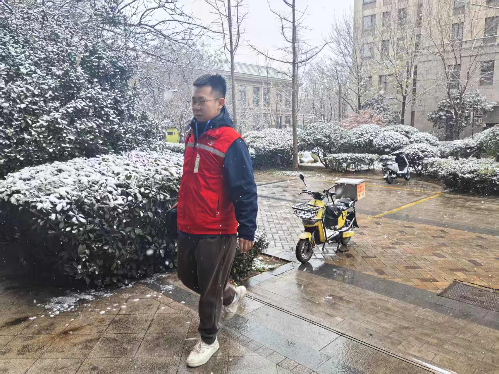 风雪中的“即热人”:守护墨城温暖的第一道防线