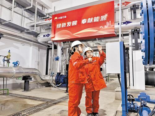 11月27日,运维人员在热源站检查装置液位。秦少军摄