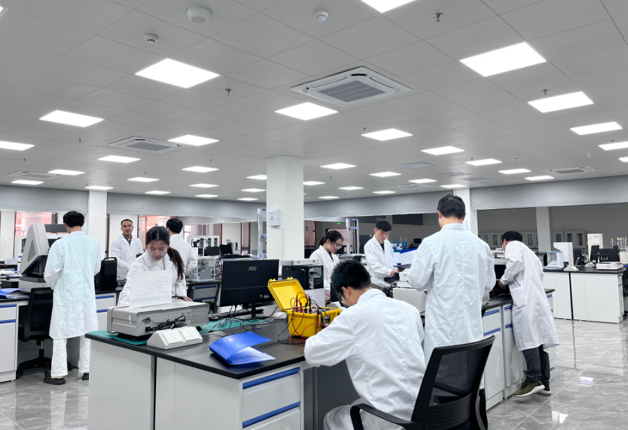 吉安市电子信息检验检测中心科研人员正在进行产品性能测试实验。