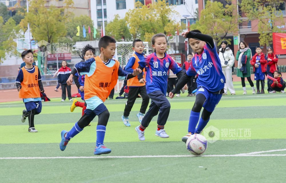 2025年12月5日,江西省瑞昌市第六小学第六届校园足球班级联赛开赛,学生们在绿茵场上展开对抗比赛。