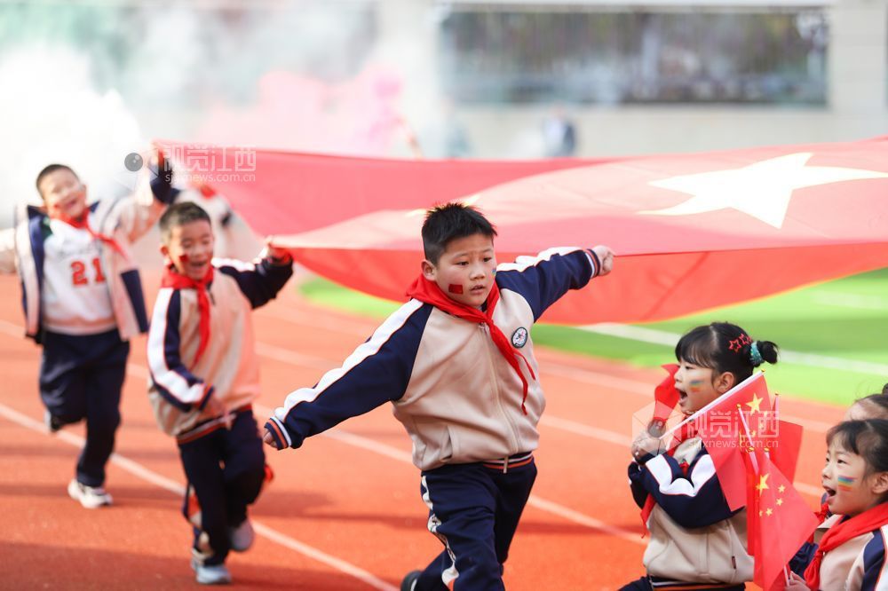 12月9日,江西省余干县第五小学 2025年体育节暨冬季运动会举行。
