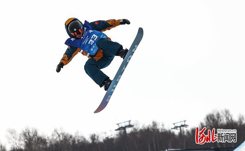 12月10日，河北男选手张心昊在比赛中。