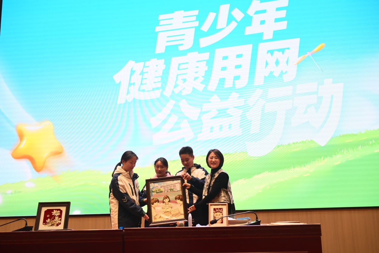 （快手创作者@杨丽丽麦秸画带领孩子们进行以健康用网为主题的麦秸画创作）